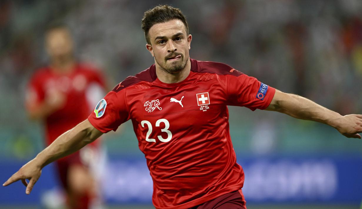 Swiss kembali memperlebar keunggulan menjadi 3-1 melalui gol gelandang Xherdan Shaqiri pada menit ke-68 yang sukses menaklukkan kiper Ugurcan Cakir setelah meneruskan umpan Steven Zuber. Hingga pertandingan usai skor 3-1 tetap bertahan. (Foto: AP/Pool/Ozan Kose)