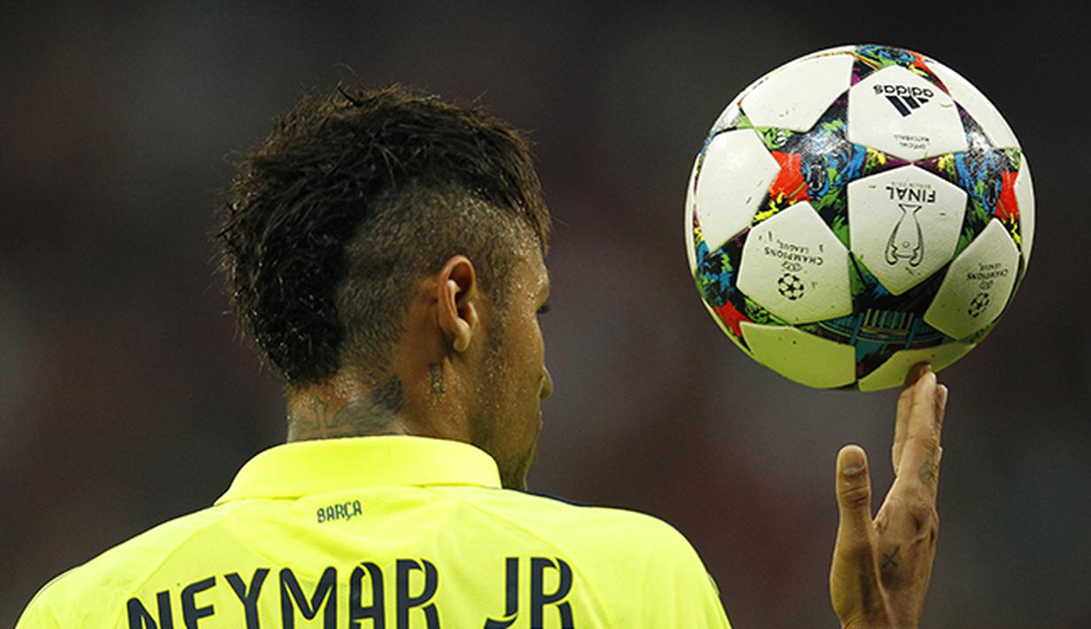 Aksi Neymar saat bertandang  di kandang Bayern Muenchen Stadion Allianz Arena. (Reuters/Ina Fassbender