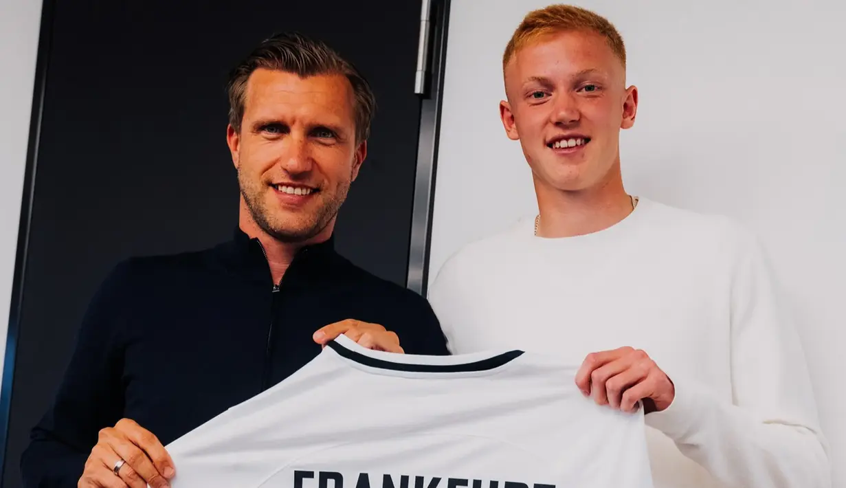 Dipromosikan ke tim utama Malmo FF sejak tengah musim 2021/2022, Hugo Larsson (kanan) yang hingga akhir 2022/2023 total tampil dalam 61 laga dengan torehan 3 gol dan 4 assist, akhirnya dilepas ke Eintracht Frankfurt pada awal musim 2023/2024. Bersama Timnas Swedia ia baru mengoleksi 2 caps sejak debut pada 9 Januari 2023. (en.eintracht.de)