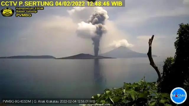 Erupsi gunungapi Anak Krakatau terpantau dari CCTV Pulau Sertung, Jumat (4/2/2022)