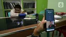 Guru Wahyu Adi Prasetyo mengajar secara online di sekolah tunanetra Yayasan Raudlatul Makfufin, Buaran, Serpong, Tangerang Selatan, Banten, Senin (10/8/2020). Keterbatasan kuota internet membuat para guru membatasi waktu belajar yang berlangsung sejak pandemi COVID-19. (merdeka.com/Dwi Narwoko)