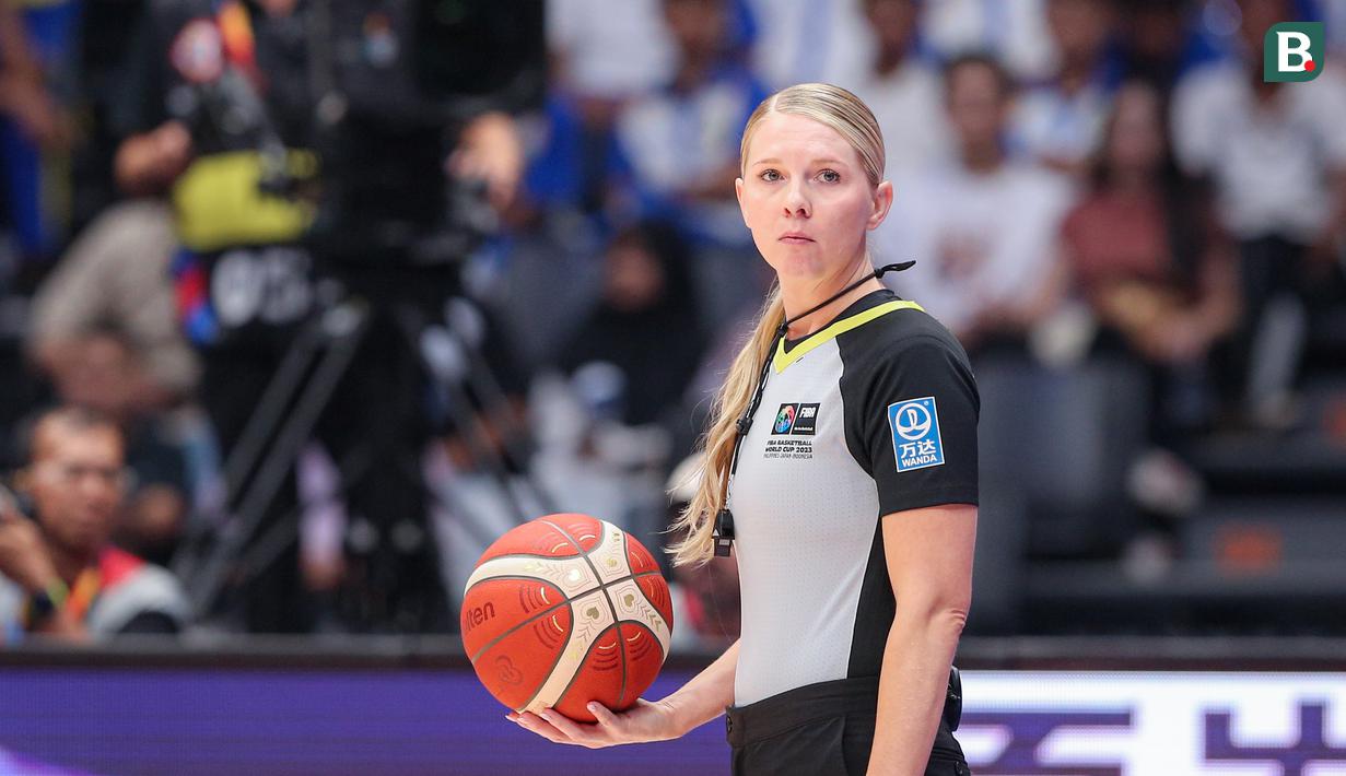 Wasit Jenna Jordan Reneau memegang bola saat laga Grup P Piala Dunia FIBA 2023 antara Pantai Gading melawan Lebanon di Indonesia Arena, Senayan, Kamis (31/08/2023). (Bola.com/Bagaskara Lazuardi)