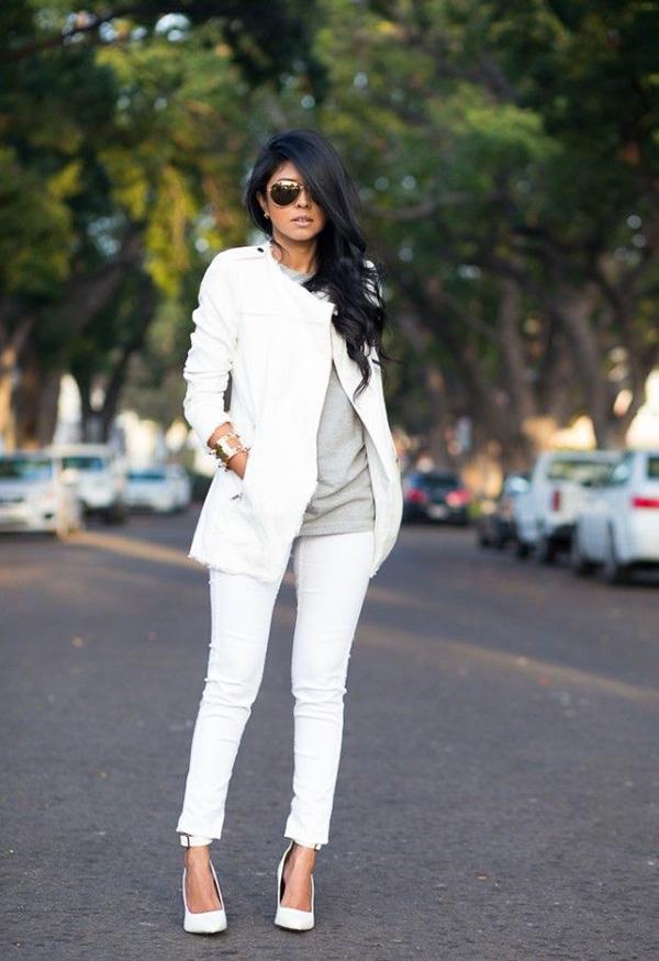 Celana putih dengan atasan putih bisa lebih anggun dan stylish | Photo: Copyright gurl.com