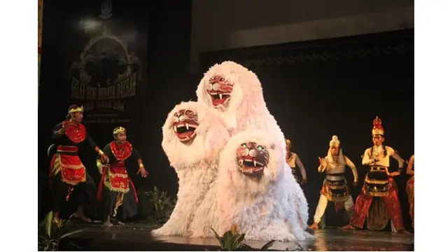 Menggunakan musik tradisional yang sederhana.