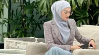 Model Blazer Mulan Jameela, Tampil Berkelas di Usia 45 Tahun