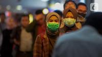 Calon penumpang kereta api mengenakan masker saat berada di Stasiun Gambir, Jakarta Pusat, (merdeka.com/Imam Buhori).