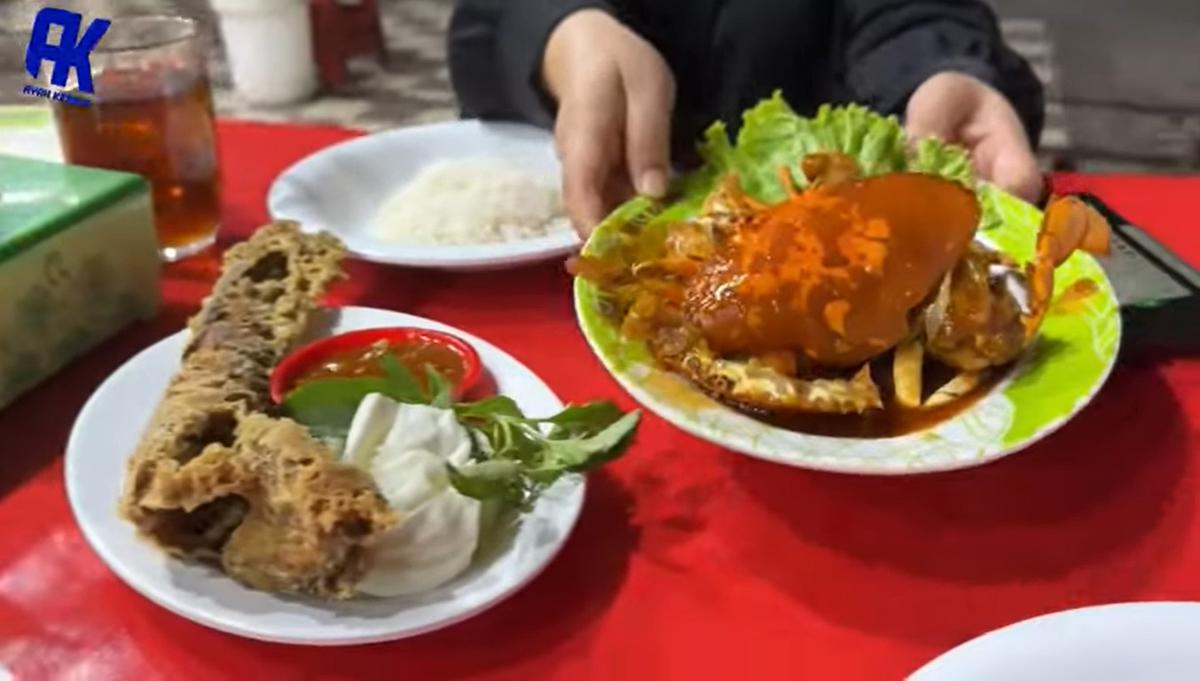 Potret Orang Tua Lesti Kejora Makan di Warung Pinggir Jalan