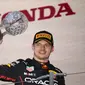 Pembalap Red Bull Max Verstappen merayakan kemenangannya dalam Formula 1 (F1) Jepang di Sirkuit Suzuka, Minggu, 9 Oktober 2022. Hasil itu memastikan Verstappen menjadi juara dunia sekaligus mempertahankan gelar yang diraihnya pada tahun lalu. (AP Photo/Eugene Hoshiko)