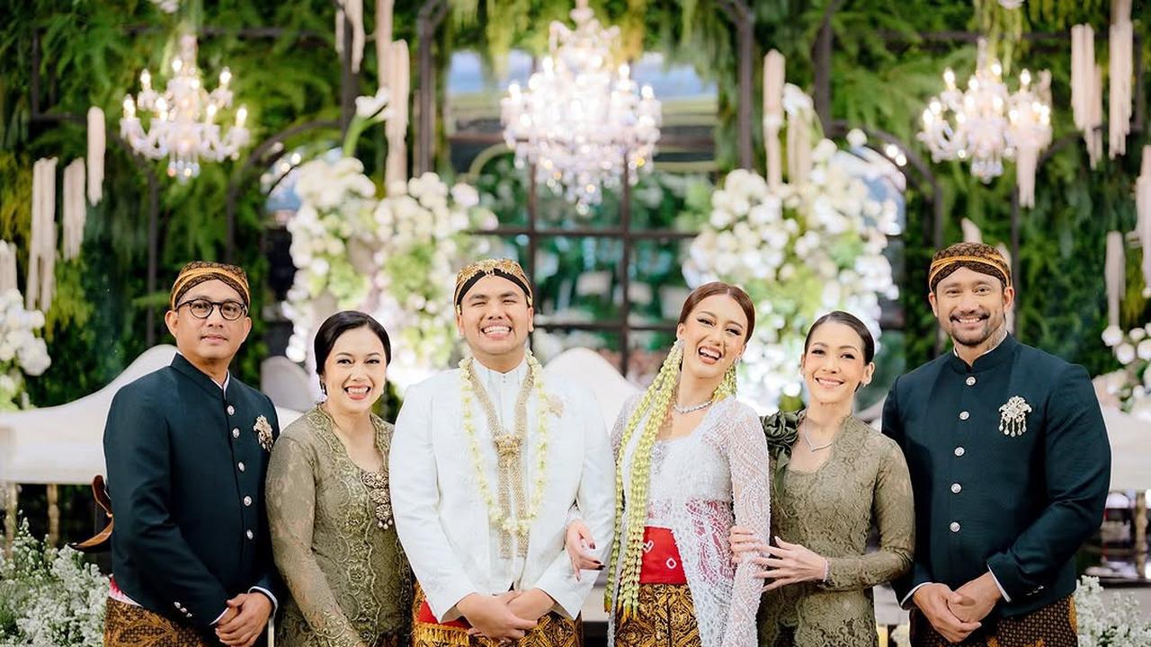 8 Artis yang Tetap Kompak dan Akur dengan Mantan Pasangannya