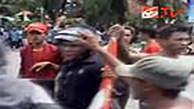 Mahasiswa Bima Bentrok dengan Polisi