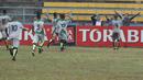 Pemain IPDN merayakan kemenangan atas Universitas Kuningan pada laga Torabika Campus Cup 2017 di Gor Jati Padjajaran, Jatinangor, Rabu (27/9/2017). IPDN menang 3-1 lewat adu penalti atas Universitas Kuningan. (Bola.com/M Iqbal Ichsan)