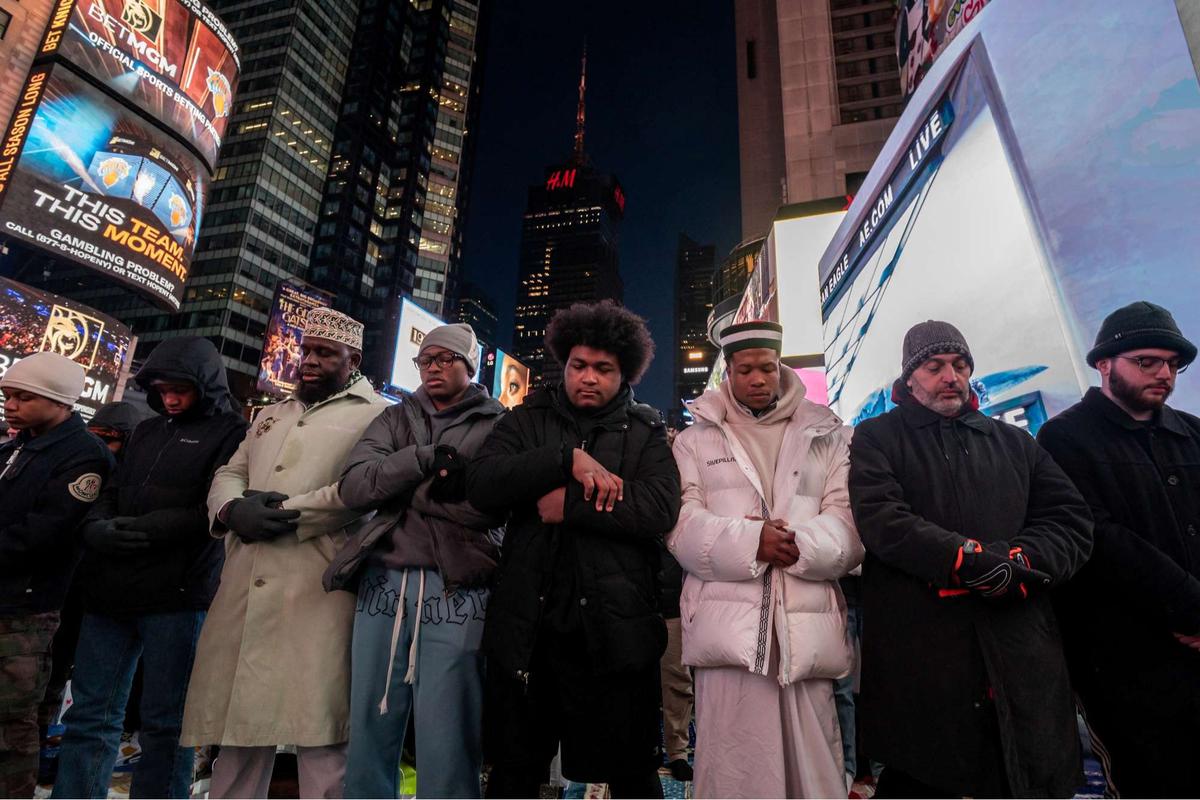 Umat Islam salat tarawih di jalanan New York