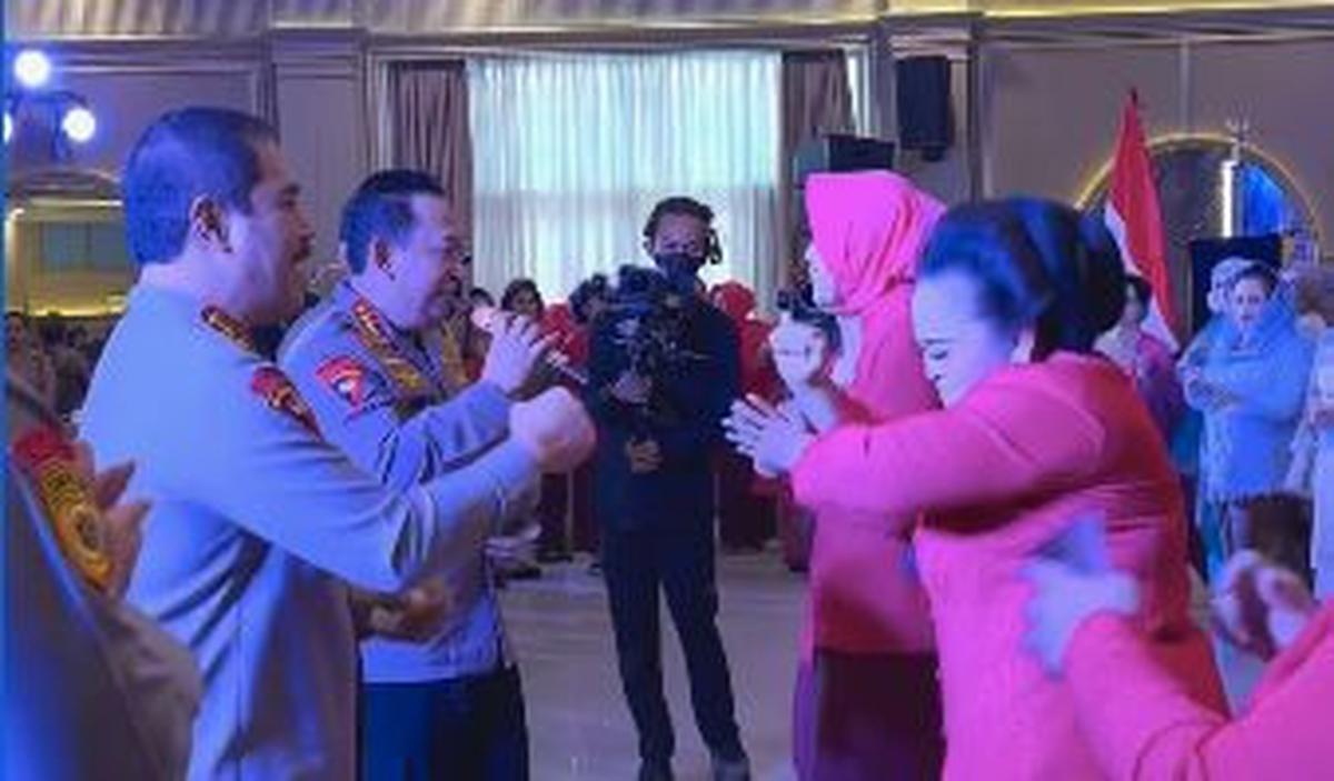 Momen kebersamaan itu dibagikan oleh Evi Celiyanti, istri Komjen Agus Andrianto dalam akun Instagram pribadinya, @viigus.<br>