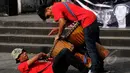 Penampilan perkusi akar dari anak-anak jalanan dalam konser "Indonesia Bersih Dari Maling Hak Cipta" di Taman Ismail Marzuki (TIM), Jakarta, Senin (9/3/2015). (Liputan6.com/Faisal R Syam)