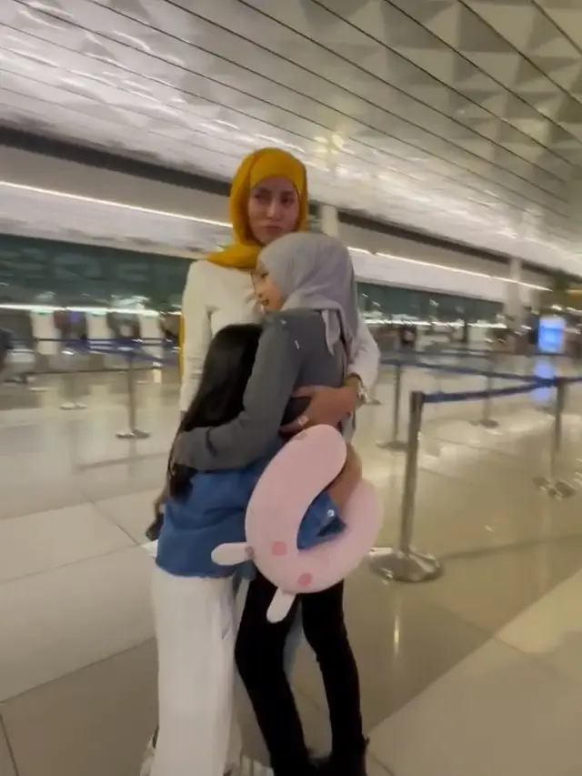 Momen Olla Ramlan dan Aufar Hutapea Antar Anak yang Akan Liburan ke Jepang. (instagram/ollaramlan, instagram/aufar.hutapea)