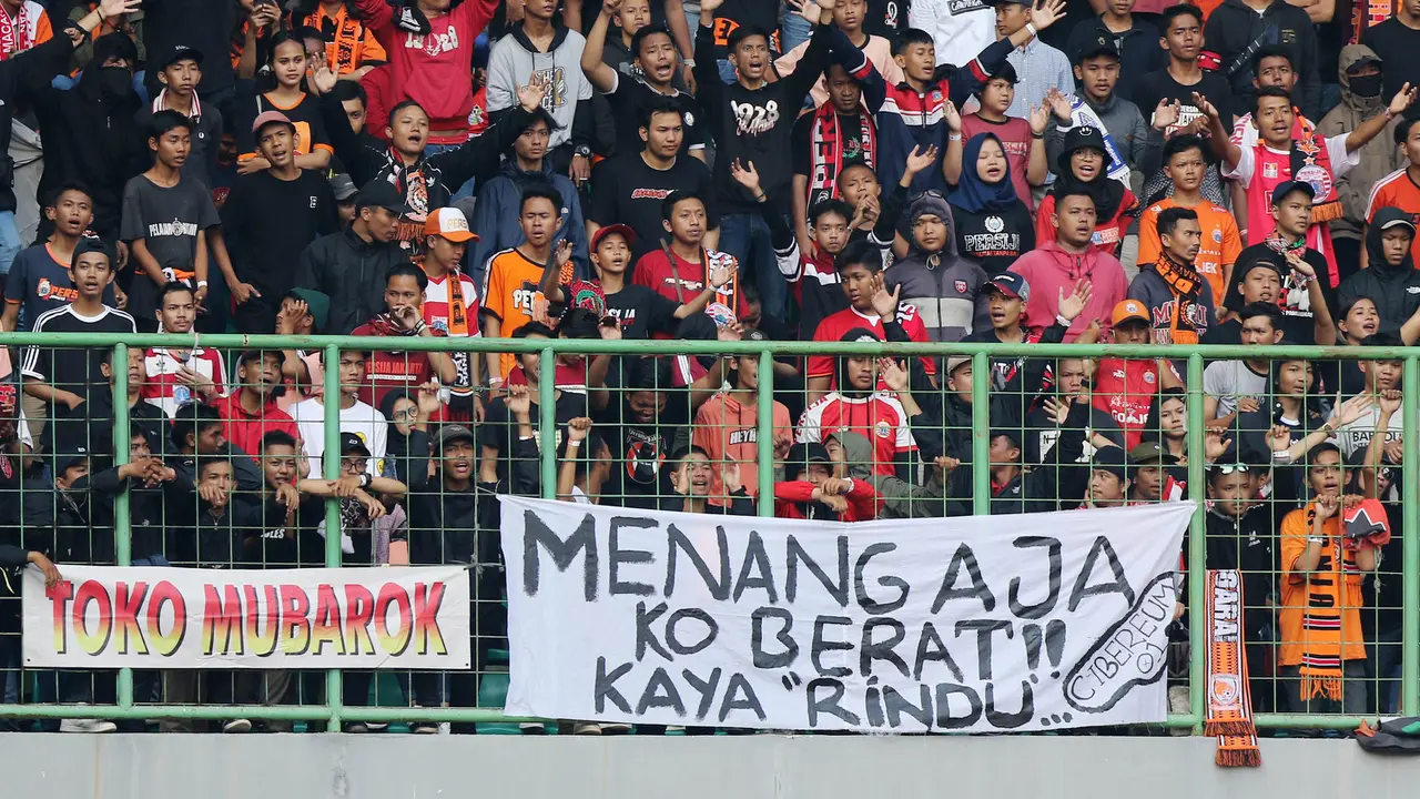 Spanduk unik Persija