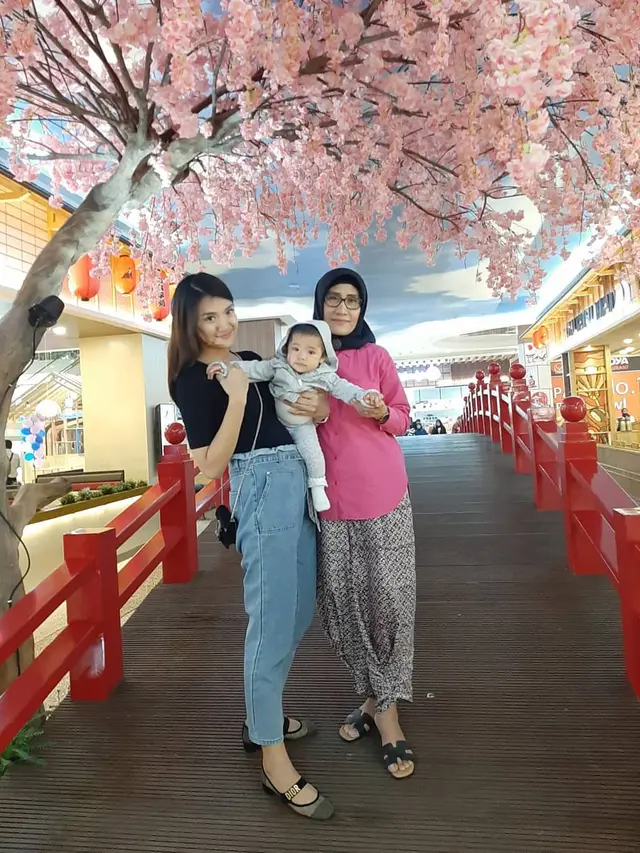 Jadi Cucu Kesayangan, Ini 6 Momen Alea Anak Raditya Dika Bareng Neneknya