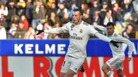 Striker Real Madrid, Gareth Bale, merayakan gol ke gawang Huesca pada laga La Liga di Stadion El Alcoraz, Huesca, Minggu (9/12/2018). (AFP/Ander Gillenea)