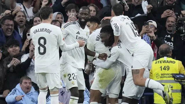 Skuad Real Madrid merayakan gol Kylian Mbappe ke gawang Sevilla, Minggu (22/12/2024). (c) AP Photo/Bernat Armangue