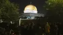 <p>Umat Muslim Palestina berdoa selama malam Lailatul Qadar di depan Masjid Kubah Batu, di kompleks Masjid Al Aqsa di Kota Tua Yerusalem, Rabu (27/4/2022). Malam ke 27 Ramadhan atau malam ganjil 2 hari terakhir bulan Ramadan menjadi momen terpenting umat muslim memperbanyak ibadah dan doa untuk memburu Lailatul Qadar. (AP Photo/Mahmoud Illean)</p>