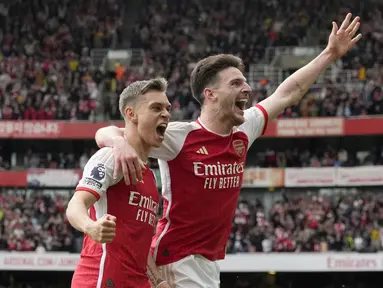 Pemain Arsenal, Leandro Trossard dan Declan Rice melakukan selebrasi setelah mencetak gol ke gawang Bournemouth pada laga pekan ke-36 Premier League 2023/2024 di Stadion Emirates, Sabtu (4/5/2024). The Gunners meraih kemenangan telak tiga gol tanpa balas. (AP Photo/Frank Augstein)