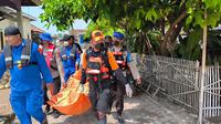Proses evakuasi jenazah nelayan asal Kabupaten Pandeglang, Banten ditemukan mengambang di perairan Pulau Sebesi, Lampung. (Foto: Istimewa).