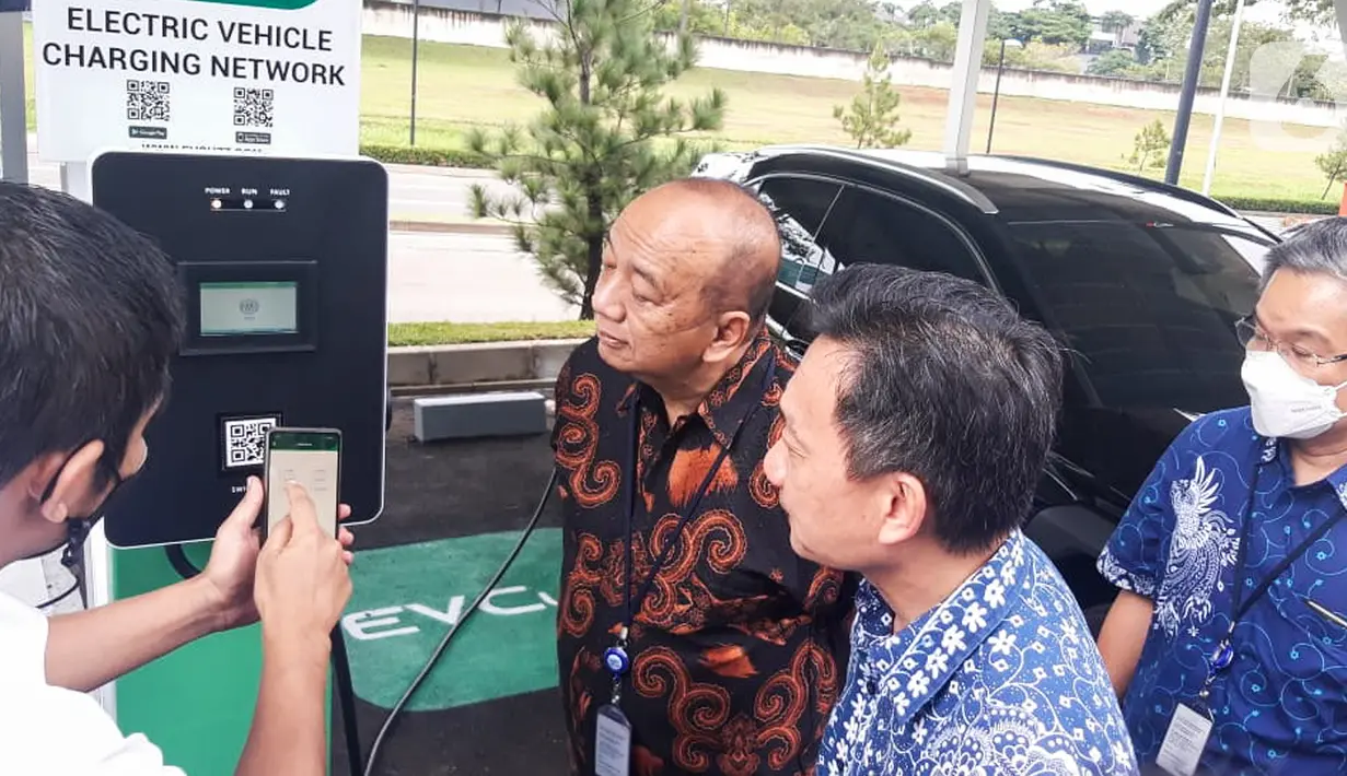 <p>Komisaris BCA Cyrillus Harinowo, Direktur BCA Frengky Chandra Kusuma dan CEO EVCuzz Rachman Elly melihat pengisian daya dengan aplikasi EVCuzz pada peresmian SPKLU di BSD, Tangerang, Kamis (28/04/2022). Pengendara dapat melakukan self-service yanh telah terhubung dengan aplikasi yang diunduh di Google Play dan App Store. (Liputan6.com/HO/BCA)</p>