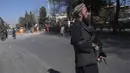 Seorang pejuang Taliban mengamankan daerah itu setelah sebuah bom pinggir jalan meledak di Kabul Afghanistan, Senin (15/11/2021). Bom itu meledak di jalan yang sibuk di ibukota Afghanistan pada hari Senin, melukai dua orang, kata polisi. (AP Photo/Petros Giannacouris)