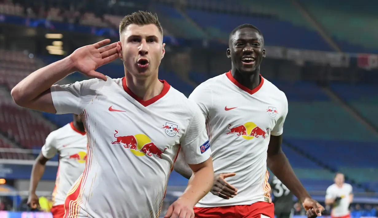 Bek RB Leipzig, Willi Orban (kiri), melakukan selebrasi usai mencetak gol yang akhirnya dianulir karena offside dalam laga lanjutan Liga Champions 2020/21 Grup H melawan Manchester United di RB Arena, Leipzig, Selasa (8/12/2020). RB Leipzig menang 3-2. (AFP/Annegret Hilse/Pool)