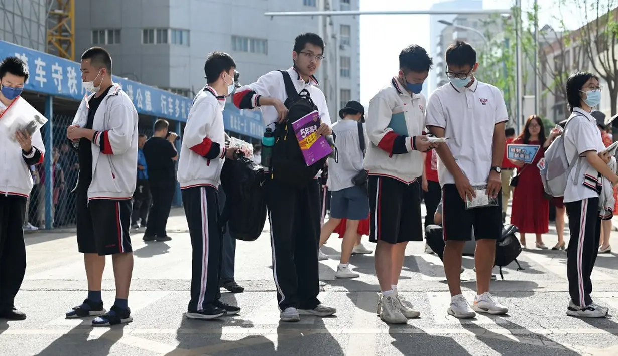 <p>Skor tinggi dalam gaokao adalah satu-satunya cara untuk masuk ke universitas terkemuka di negara itu. Sebagian besar siswa China hanya mendapatkan satu kesempatan untuk ujian yang melelahkan. (WANG Zhao/AFP)</p>