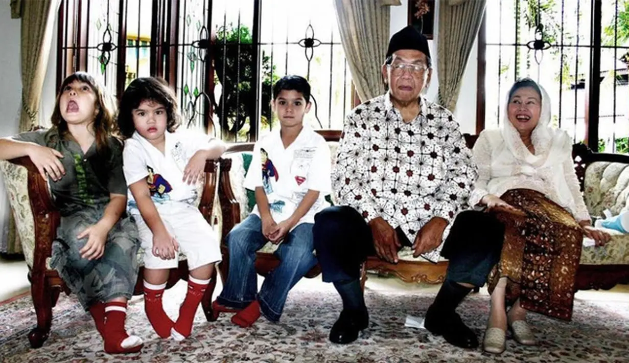 Al EL dan Dul saat kecil juga sempat berfoto bersama mendiang Dr. K. H. Abdurrahman Wahid dan istrinya, Sinta Nuriyah. Gus Dur merupakan Presiden keempat RI. Menjadi presiden tahun 2009 sampai dengan 2001.(Instagram/alghazali7)