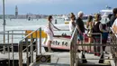 Orang-orang menunggu untuk naik feri sehari sebelum dimulainya Festival Film Venesia edisi ke-78 di Venice Lido, Italia, Selasa (30/8/2021).  Festival ini berlangsung dari 1 hingga 11 September. (Photo by Joel C Ryan/Invision/AP)
