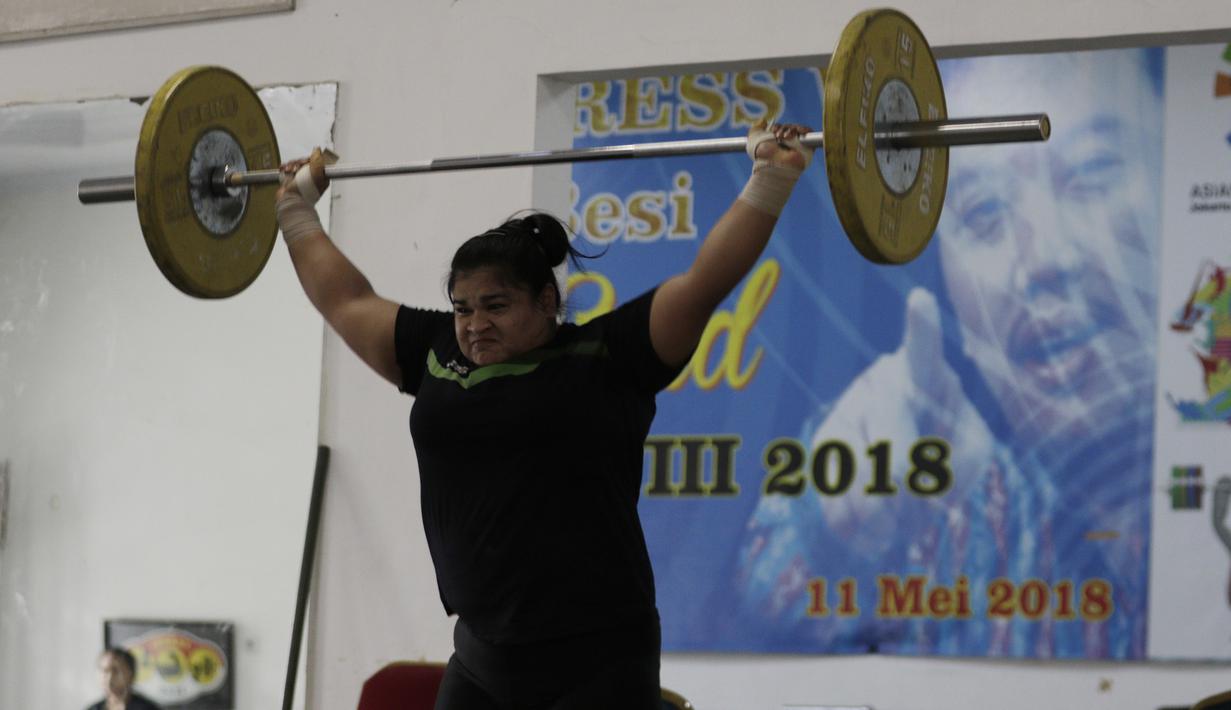 Atlet Pelatnas angkat besi, Nurul Akmal, saat latihan di Wisma Kwini, Jakarta, Senin (30/9). Latihan tersebut dalam rangka persiapan jelang Sea Games 2019 di Filipina. (Bola.com/M Iqbal Ichsan)