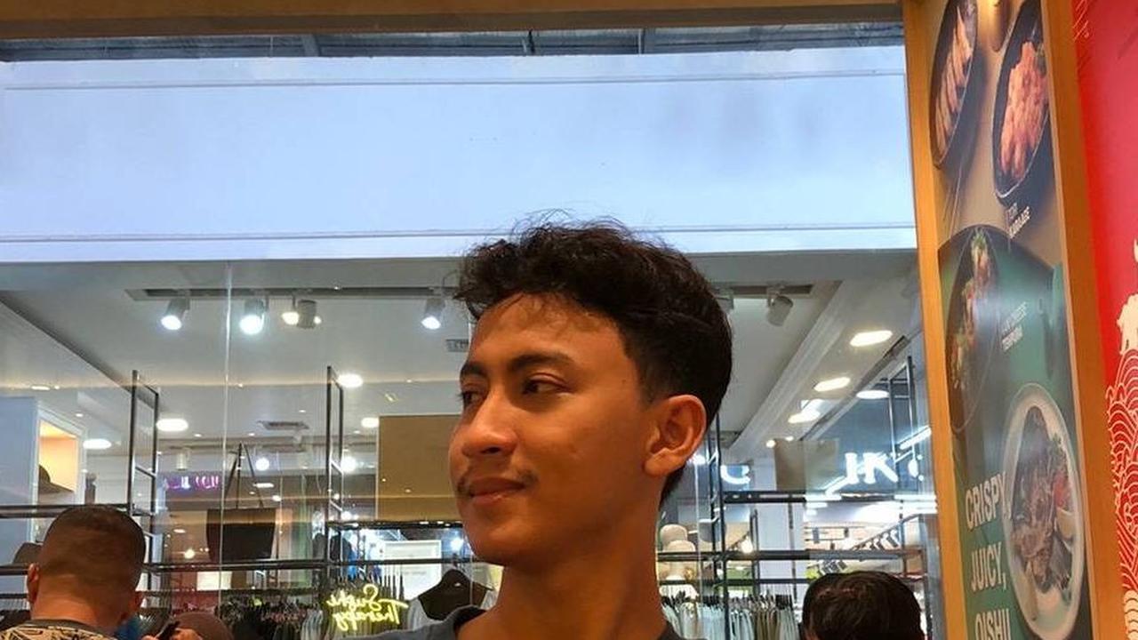 Tak hanya itu, terlihat juga penampilan pacarnya dengan pakaian yang lebih santai. Pacarnya memakai kaus berwarna biru saat berada di salah satu pusat perbelanjaan.