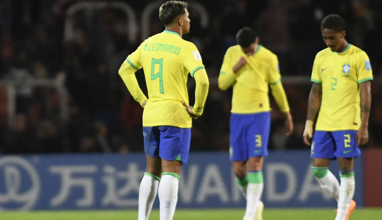 Reaksi kecewa para pemain Timnas Brasil U-20 setelah dikalahkan Italia 2-3 pada laga Grup D Piala Dunia U-20 2023 di Malvinas Argentinas Stadium, Mendoza, Argentina, Minggu (21/5/2023). (AFP/Andres Larrovere)