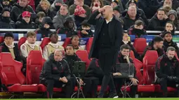Pelatih Liverpool, Arne Slot memegang kepalanya untuk meluapkan rasa kecewa saat timnya kalah 1-4 dari PSV dalam laga Liga Champions 2025/2026 di Anfield, Liverpool, Rabu (26/11/2025) waktu setempat. (AP Photo/Jon Super)