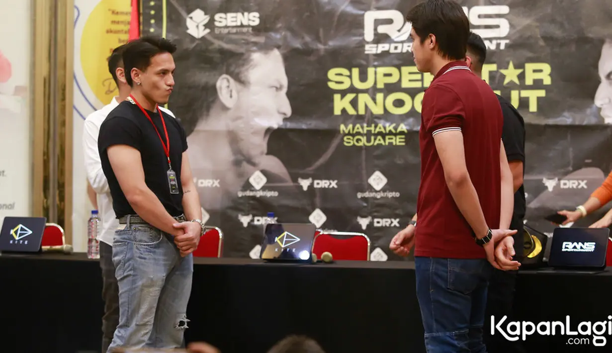 Jelang pertandingan tinju, keduanya El dan Jefri Nichol dihadirkan dalam konferensi pers yang diselenggarakan di kawasan Jakarta Pusat, Rabu (18/10/2023). [KapanLagi.com/Bayu Herdianto]