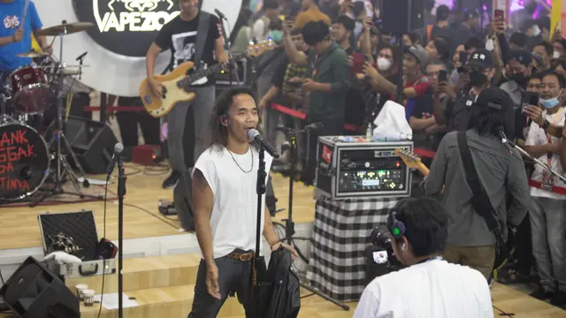 Slank menghibur pengunjung Vape Fair 2022.
