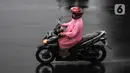 Pengendara sepeda motor melintas saat hujan mengguyur Jakarta, Senin (26/10/2020). BPBD DKI Jakarta mengeluarkan peringatan dini cuaca berupa potensi terjadinya hujan lebat disertai petir dan angin kencang dampak dari siklon tropis Molave hingga 27 Oktober 2020. (merdeka.com/Iqbal S. Nugroho)
