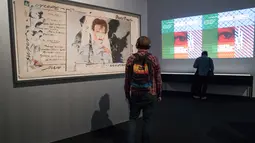 Pengunjung melihat karya seni lukisan yang dipajang dalam pameran "David Bowie" di Museum Brooklyn (28/2). (AP Photo / Mary Altaffer)