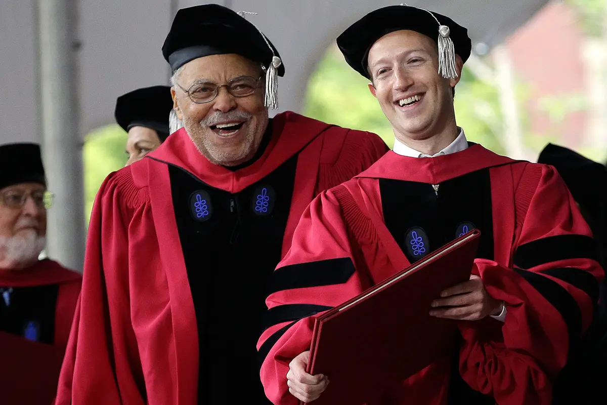 20170525-Mark Zuckerberg Mendapatkan Gelar Doktor Kehormatan dari Harvard-AP
