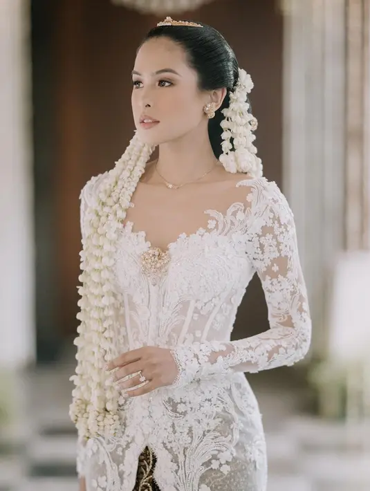 Penampilan memikat Maudy Ayunda di hari pernikahannya juga tak terlupakan. Ia tampil megah dengan kebaya pengantin berwarna putih, lengkap dengan veil putih yang menjuntai hingga ke lantai. [Foto: Instagram/maudyayunda]
