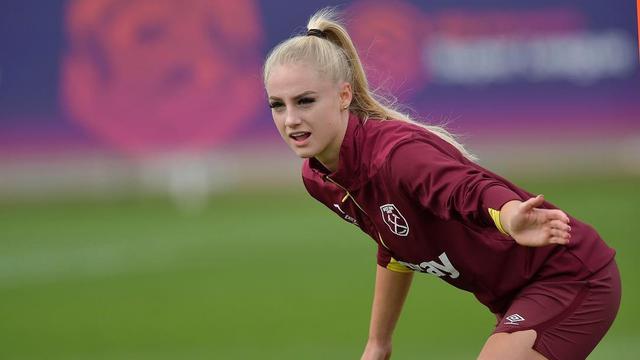 Aksi Alisha Lehmann di Lapangan