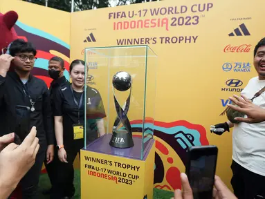Masyarakat mengabadikan dengan ponsel trofi Piala Dunia U-17 2023 saat car free day (CFD) di kawasan Jalan Thamrin, Jakarta, Minggu (15/10/2023). Kegiatan tersebut dalam rangka promosi ajang Piala Dunia U-17 2023 di Indonesia. (Liputan6.com/Faizal Fanani)