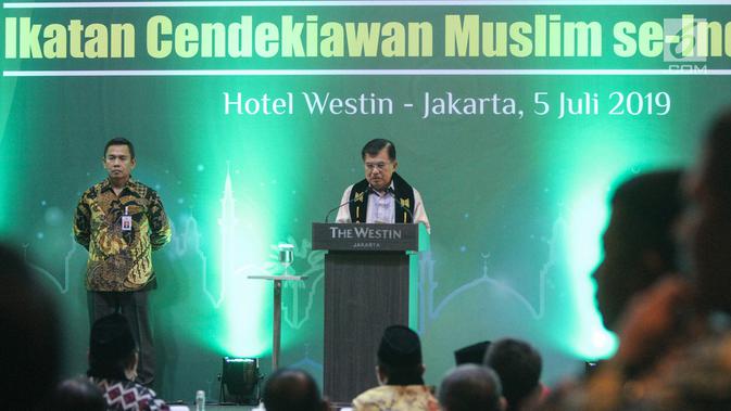 Wapres sekaligus Ketua Dewan Penasehat ICMI, Jusuf Kalla memberikan sambutan pada acara Halalbihalal ICMI yang bertajuk Rekonsiliasi untuk Bangsa di Jakarta, Jumat (5/6/2019). ICMI mengajak masyarakat melakukan rekonsiliasi dan bergandengan tangan untuk membangunan Indonesia. (Liputan6.com/HO/Job)