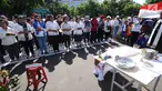 Jemaat GKI Yasmin dan HKBP Filadelfia melaksanakan misa Natal 2017 di Silang Barat Laut atau seberang Istana Merdeka, Jakarta, Senin (25/12). Dipimpin 16 pendeta dari beragam gereja, mereka menggelar kebaktian Natal. (Liputan6.com/Helmi Fithriansyah)