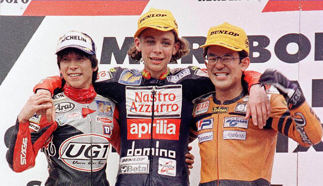 Valentino Rossi (tengah) tampil dengan rambut gondrong saat naik podium pada tahun 1997. (AFP/Francis Silvan)