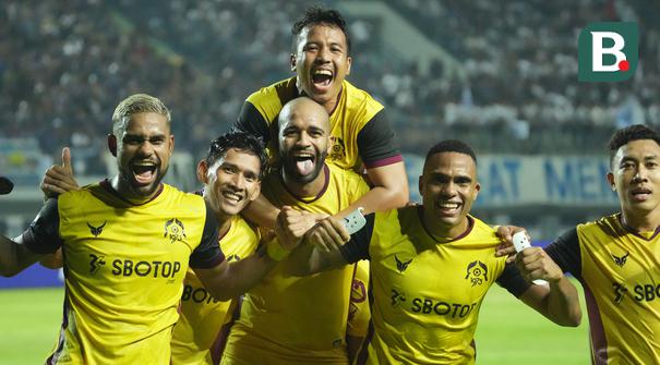 Persib Bandung secara tak terduga dikalahkan tamunya Persikabo 1973 dengan skor telak 1-4 pada laga pekan pamungkas BRI Liga 1 2022/2023 di Stadion Gelora Bandung Lautan Api, Bandung, Sabtu (15/4/2023) malam WIB. Dengan hasil ini Persib harus puas menempati posisi ketiga pada klasemen akhir dengan raihan 62 poin. Persib harus merelakan posisi runner-up menjadi milik Persija yang di laga lain mampu berpesta lima gol tanpa balas ke gawang PSS Sleman. Menempati peringkat kedua dengan raihan 66 poin, Persija berhak mendapat tiket ke babak playoff AFC Cup musim 2023/2024. (Bola.com/Nandang Permana)