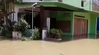 Lebih dari 100 rumah terendam banjir hingga satu meter di Cuilacap. 
