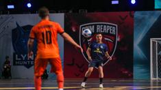 Pemain Fury Skuad, Falcao (kanan) berusaha melepaskan tembakan dibayangi pemain Nova Titans, Ricardinho dalam laga Futsal X Series 2 di GOR UNJ, Rawamangun, Jakarta, Sabtu (17/01/2026). (Bola.com/Bagaskara Lazuardi)